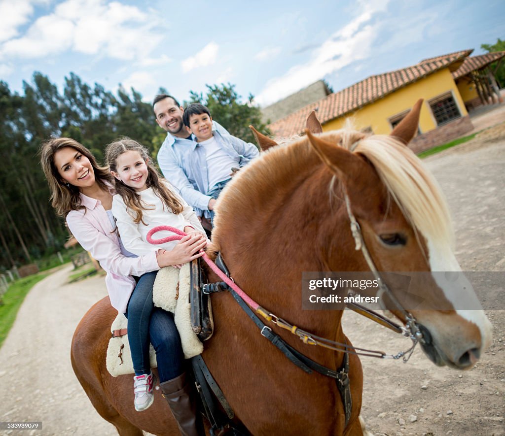 Familie Reiten auf Pferde