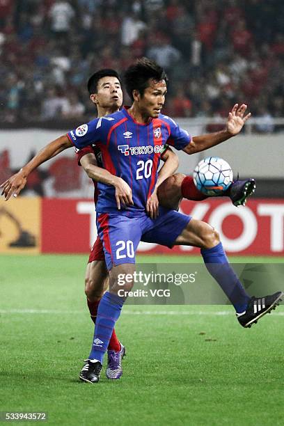 Sun Xiang of Shanghai SIPG and Ryoichi Maeda of FC Tokyo compete for the ball during the 1/8 match of AFC Asia Champions League between Shanghai SIPG...