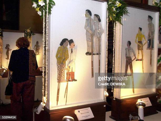 Visitor enjoys an exhibition of wayang revolusi in Jakarta, 14 August 2005. The mayor of Rotterdam, Ivo Opstelten, handed over an important puppet...