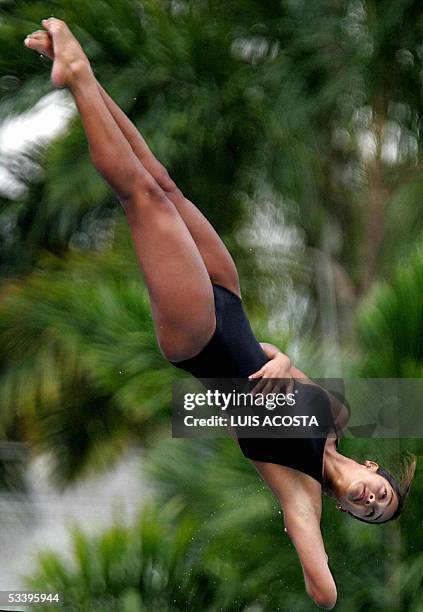 La clavadista colombiana Diana Pineda ejecuta su rutina desde la plataforma de 10 metros durante los XV Juegos Bolivarianos en Pereira, Colombia, el...