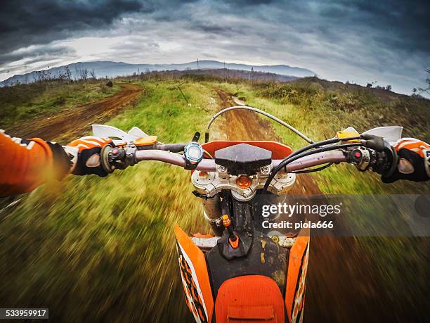 enduro motocross pilote de moto de course tout-terrain - motocross photos et images de collection