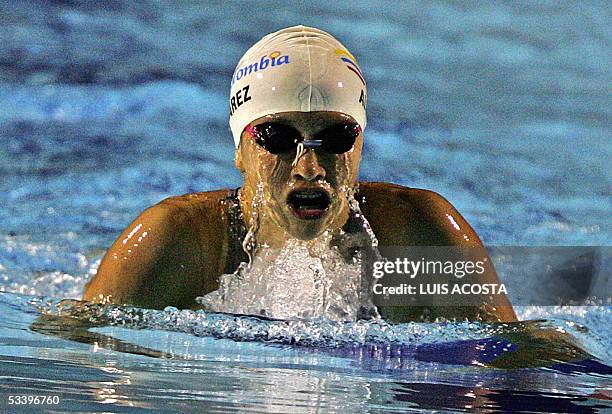 La nadadora colombiana Monica Alvarez compite en la prueba de 200 metros pecho de los XV Juegos Bolivarianos en Pereira, Colombia, el 16 de agosto de...