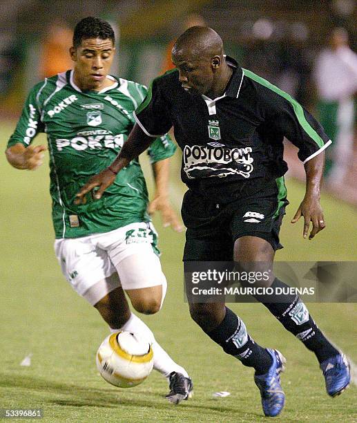 Leonardo fabio Moreno del Atletico Nacional disputa el balon con Breiner Belalcazar del Deportivo Cali el 16 de agosto de 2005 en el estadio Pascual...