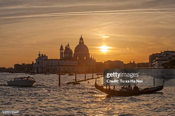 the basin of san marco in sunset - venedig gondel stock-fotos und bilder