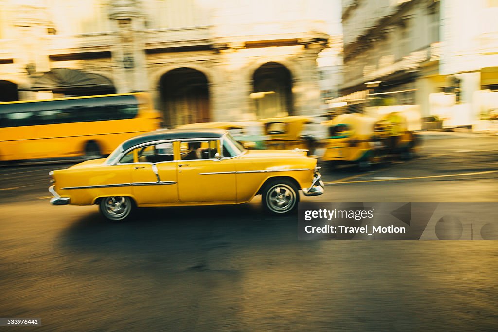 Gelbe Oldtimer in Havanna, Kuba
