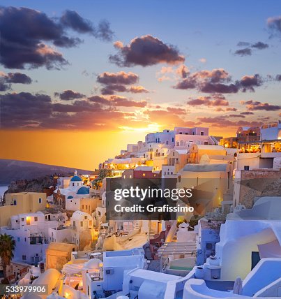 Santorini puesta de sol a través de la aldea de Oia en Grecia Santorini puesta de sol a través de la aldea de Oia en Grecia