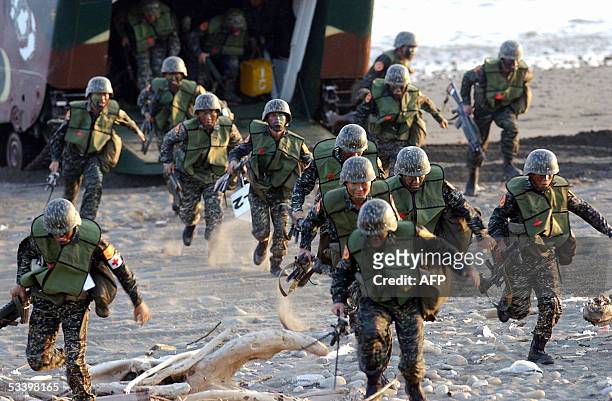 Fully armed Taiwanese marines land on a beach off the town of Linko, 30 kilometers south of Taipei, 17 August 2005, during a military exercise...