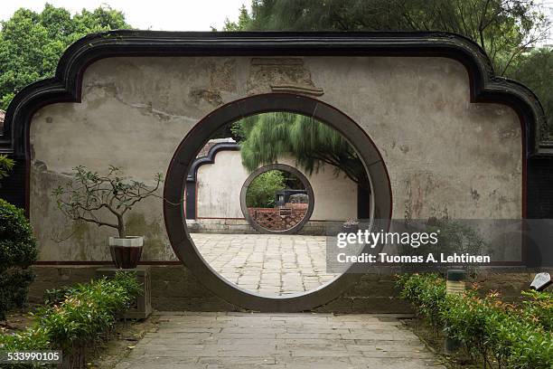 round gate at the lin family mansion & garden - chinesischer garten im klassischen stil stock-fotos und bilder