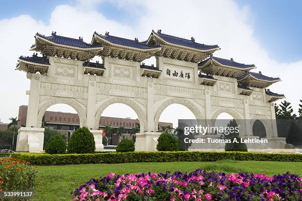 front gate at the chiang kai-shek memorial hall - chiang kaishek memorial hall stock pictures, royalty-free photos & images