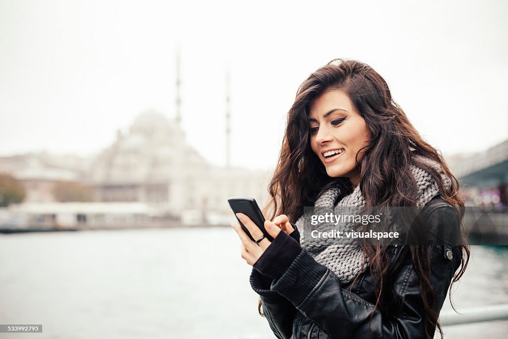 Junge Frau mit Smartphone