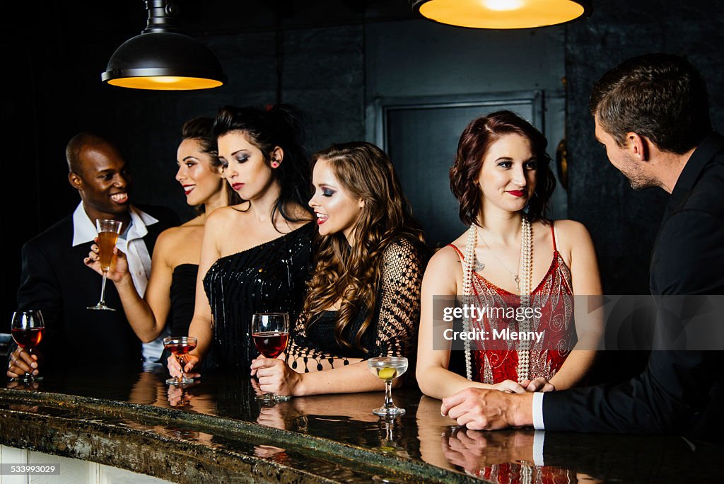 Amici chiacchierando insieme e avendo un drink al cocktail bar