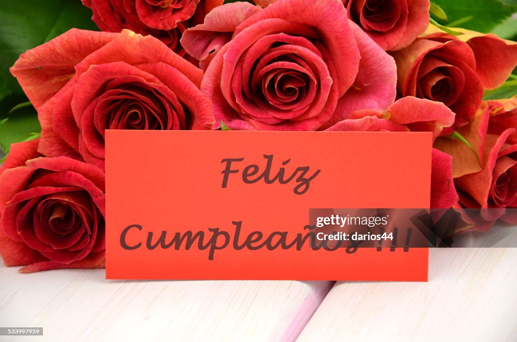 Joyeux Anniversaire En Espagnol Et Un Superbe Bouquet De Roses Rouges Photo  - Getty Images