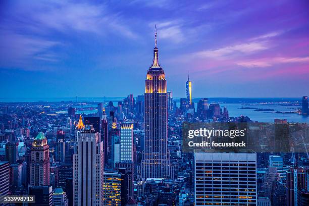 l'empire state building, de nuit - new-york-city photos et images de collection