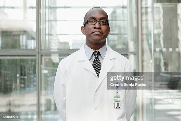 portrait of doctor - laboratoriumjas stockfoto's en -beelden