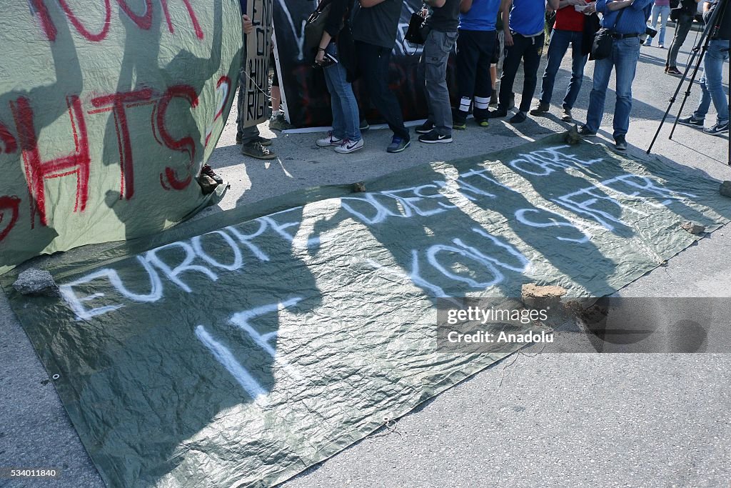 Greek police evacuate refugees from Idomeni