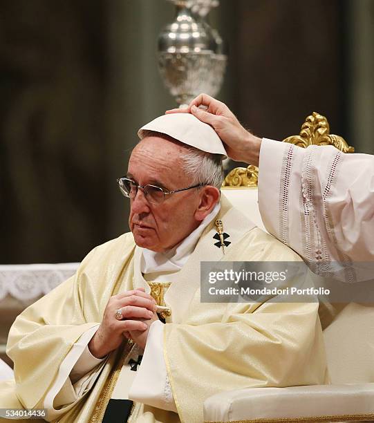 Pope Cap Making 3,004 Popes Hat Stock Photos, High-Res Pictures, and Images - Getty Images