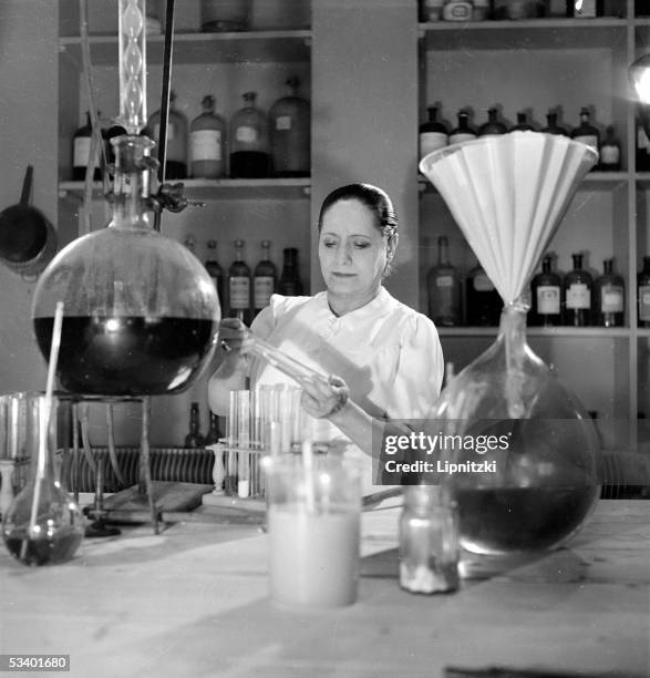 Helena Rubinstein , American aesthetician, in her laboratory. Saint-Cloud , 1939-1940.