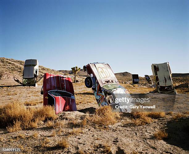 desert art installation with old cars - installationskunst stock-fotos und bilder