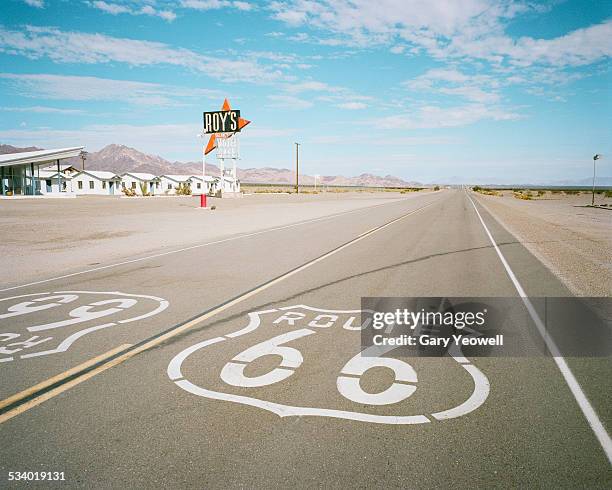 roue 66 sign in road  by a diner in the desert - amboy california stockfoto's en -beelden