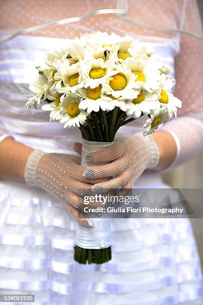 bride holding her bouquet - bouquet fiori stock-fotos und bilder