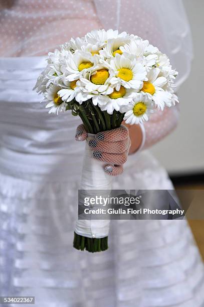 bride holding her wedding bouquet - bouquet fiori stock-fotos und bilder