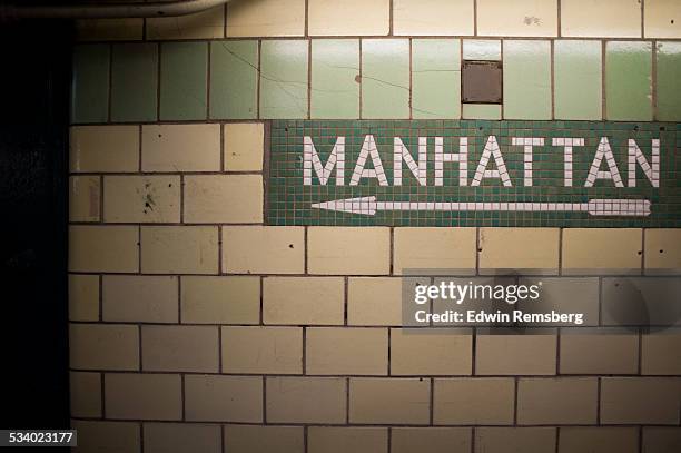 subway sign - staat-new-york stockfoto's en -beelden
