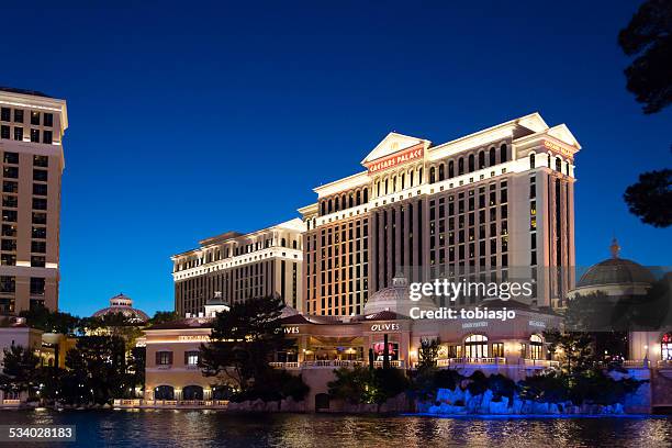 las vegas strip at night - caesars palace las vegas 個照片及圖片檔