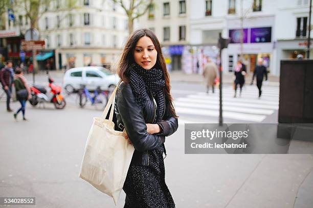 jeune femme parisienne à pied - tote bags photos et images de collection