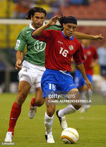 El delantero Francisco Fonseca de Mexico marca a Christian Bolanos de Costa Rica, en partido de Eliminatorias de la Concacaf de la Copa del Mundo...