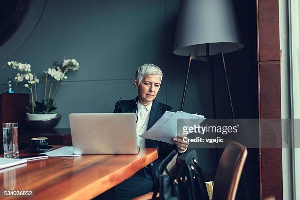 ältere geschäftsfrau arbeiten in ihrem büro. - chief executive officer stock-fotos und bilder