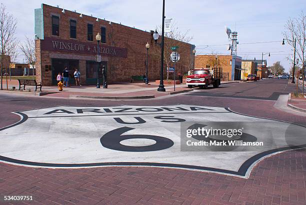 route 66 shield in winslow, arizona. - winslow foto e immagini stock