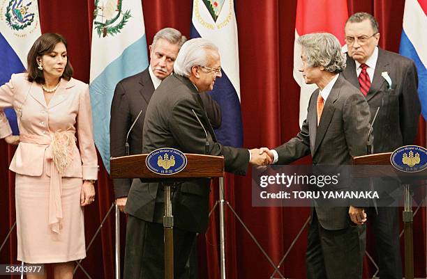 Nicaraguan Vice President Jose Rizo Catellon shakes hands with Japanese Prime Minister Junichiro Koizumi at the end of a press conference while El...