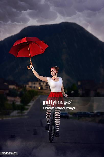 pluie avec parapluie rouge nuit acrobat - acrobate photos et images de collection