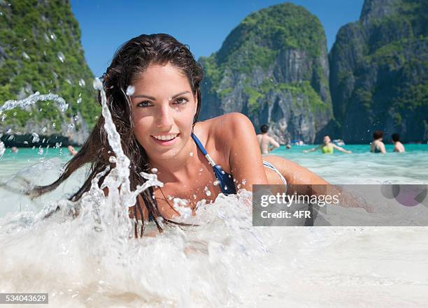 schöne frau spielerisch am strand, maya bucht, thailand - verführerische frau stock-fotos und bilder