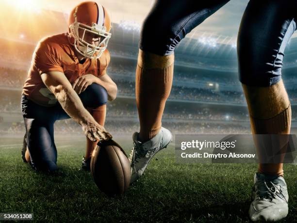 american football kick off - aftrappen stockfoto's en -beelden