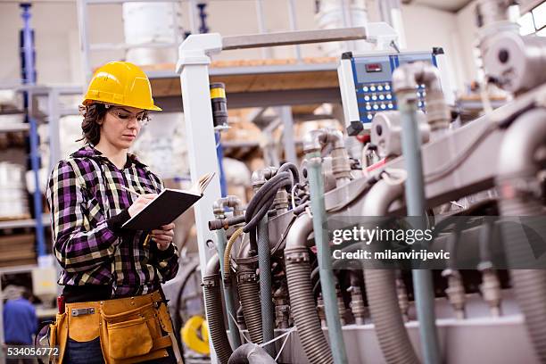 mujer trabajando en una fábrica - manufacturing equipment fotografías e imágenes de stock