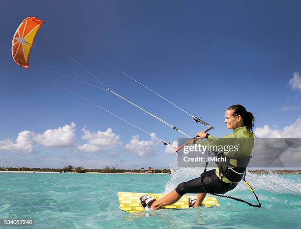 kitesurf femme dans la mer des caraïbes. - kitesurf photos et images de collection