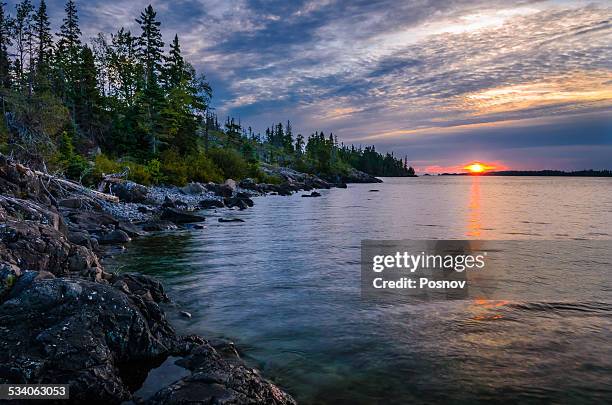 sunrise at rock harbor - isle royale national park - fotografias e filmes do acervo