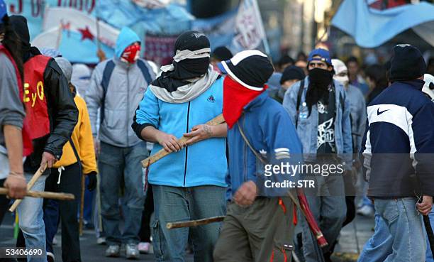 Un grupo de piqueteros corta la calle Rivadavia en el centro de la ciudad de Buenos Aires, el 18 de agosto de 2005. El gobierno argentino considero...