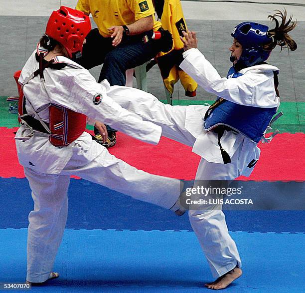 La taekwondista venezolana Myladis Marino combate con la colombiana Paola Delgado en la categoria de 59 Kg de los XV Juegos Bolivarianos en Pereira,...