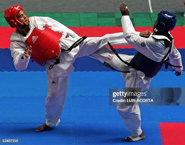 El venezolano Danny Miranda disputa su combate con el ecuatoriano Edgar Borja en la categoria de 67 kg de taekwondo de los XV Juegos Bolivarianos en...