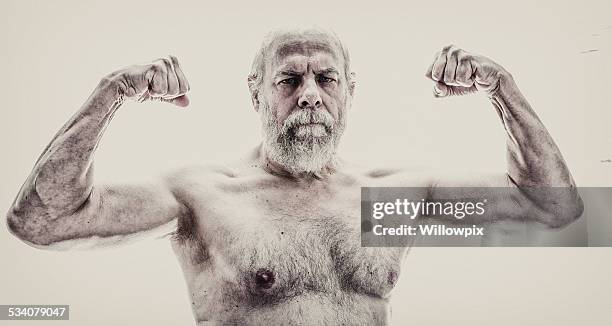 senior hombre de flexión de brazo los músculos - hairy old man fotografías e imágenes de stock