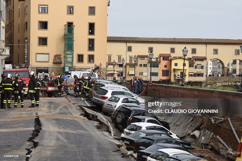 TOPSHOT-ITALY-DISASTER-FLORENCE-COLLAPSING