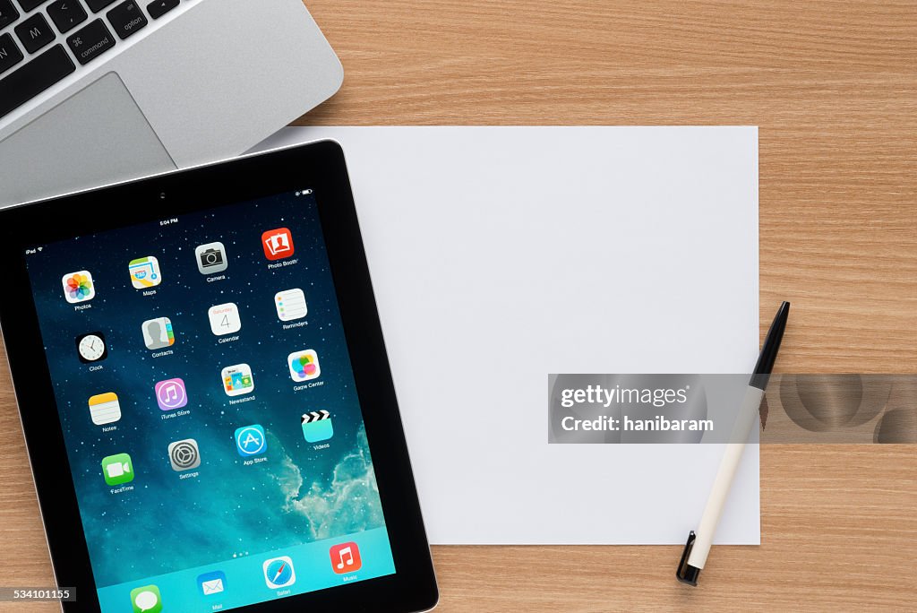 Apple iPad num worktable