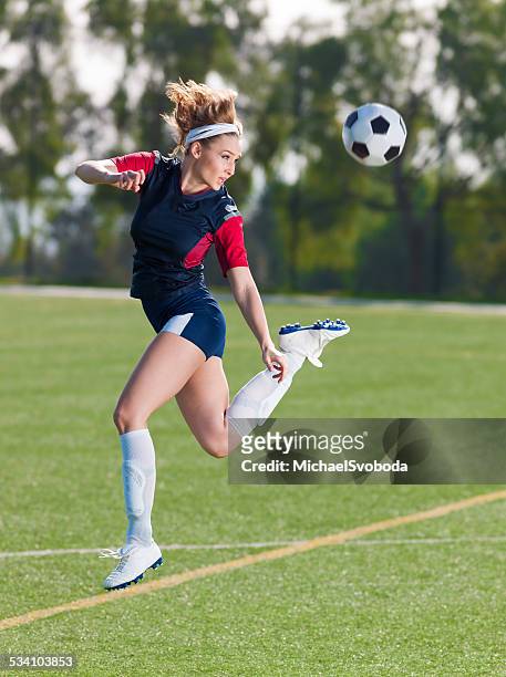サッカー女性の足蹴り - シンガード ストックフォトと画像