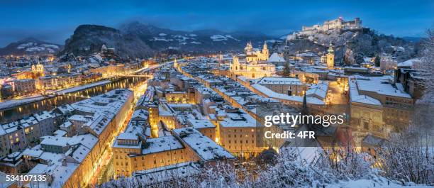 salisburgo con neve coperto di hohensalzburg - salzburg winter foto e immagini stock