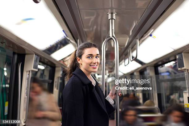 mujer joven que viaje de un tren de metro parisino - vagón fotografías e imágenes de stock