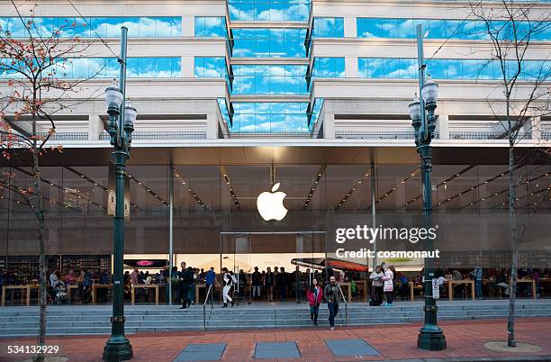 apple dans le centre-ville de portland, dans l'oregon - magasin apple photos et images de collection