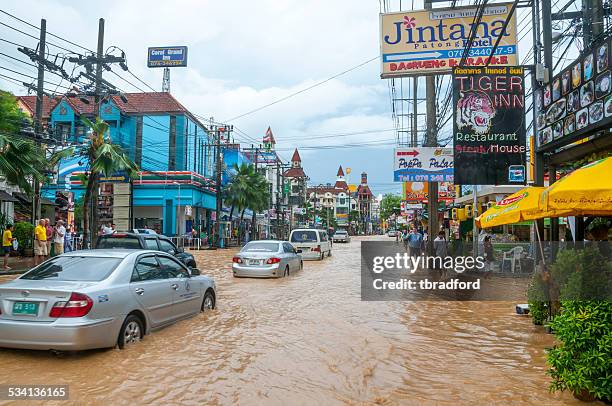 viel street - hüfttief im wasser stock-fotos und bilder
