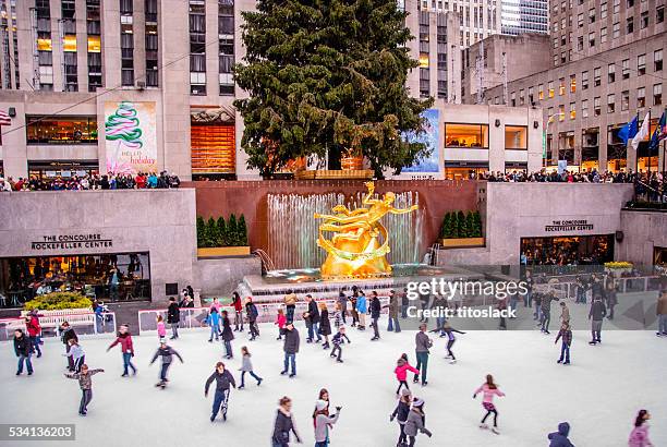 eislaufen in nyc - rockefeller center christmas tree stock-fotos und bilder